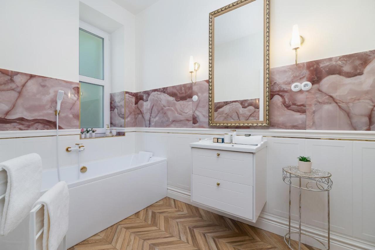 Luxurious & Unique Apartment Mickiewicza Cracow By Renters Prestige Krasków Eksteriør bilde